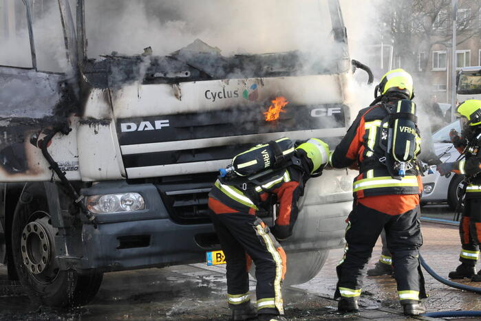 Cabine van vuilniswagen volledig uitgebrand