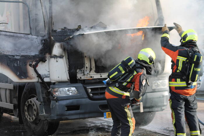 Cabine van vuilniswagen volledig uitgebrand