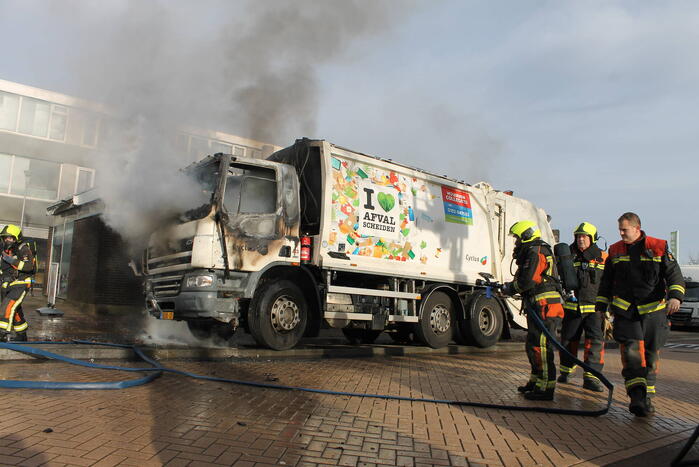 Cabine van vuilniswagen volledig uitgebrand