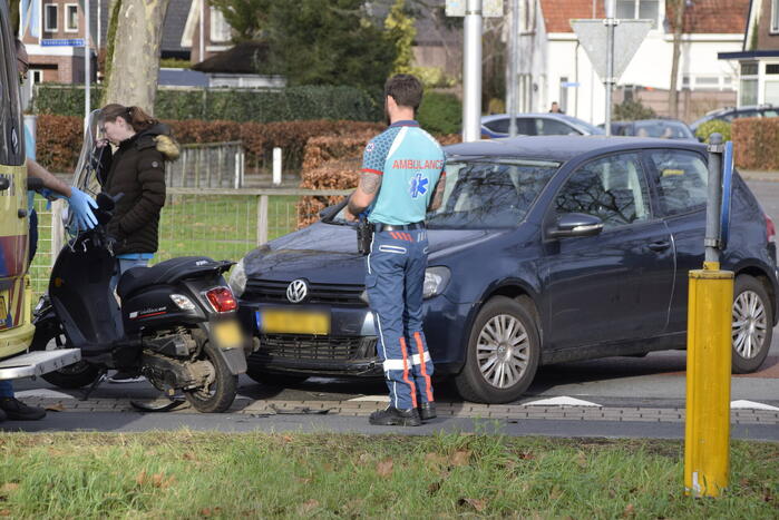 Scooterrijdster gewond bij aanrijding