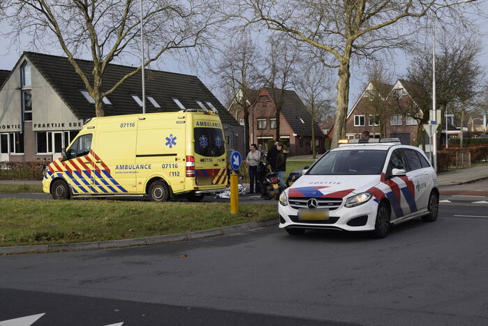 Scooterrijdster gewond bij aanrijding
