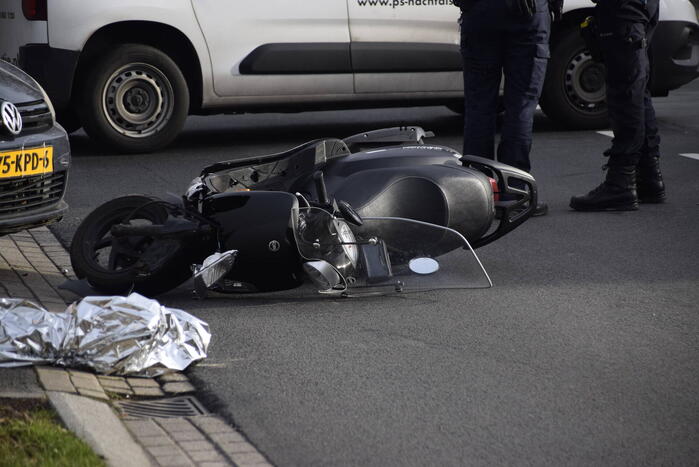 Scooterrijdster gewond bij aanrijding