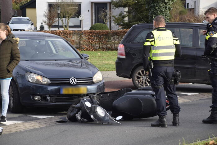 Scooterrijdster gewond bij aanrijding