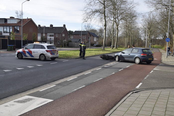 Scooterrijdster gewond bij aanrijding