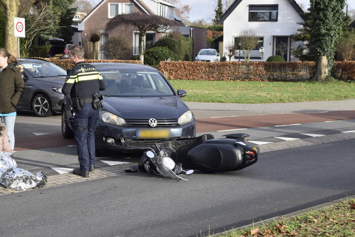 Scooterrijdster gewond bij aanrijding