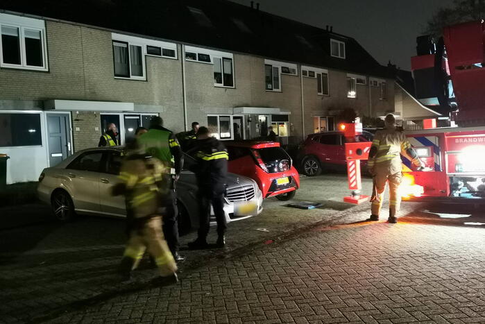 Persoon klimt op dak van woning