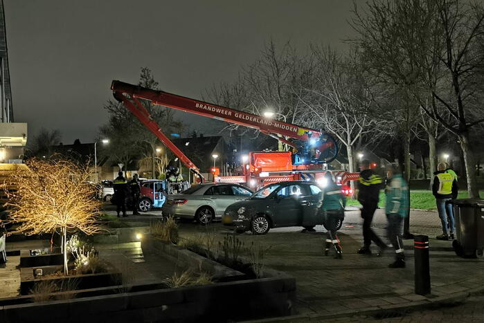 Persoon klimt op dak van woning