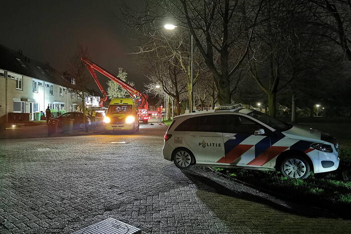 Persoon klimt op dak van woning