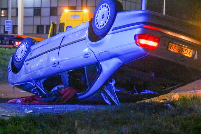 Gewonde nadat auto over de kop vliegt
