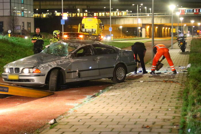 Gewonde nadat auto over de kop vliegt