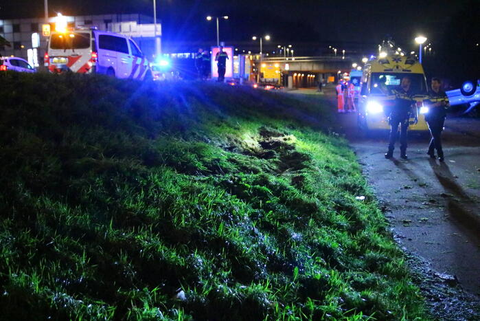 Gewonde nadat auto over de kop vliegt