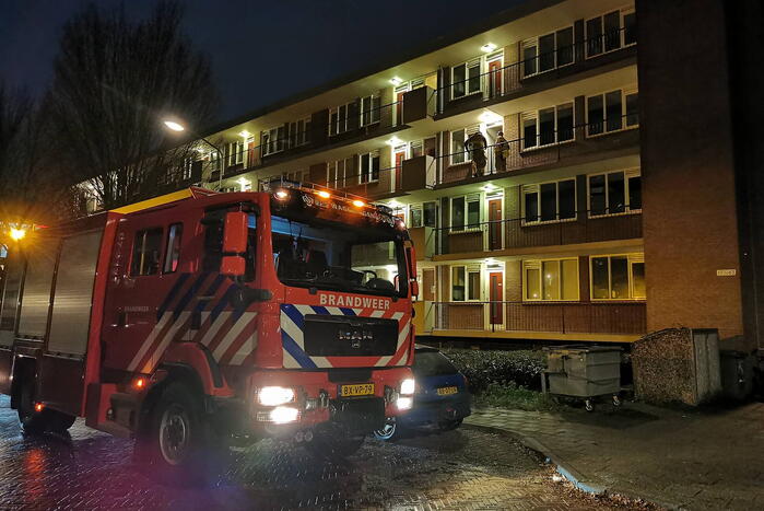 Brandweer verschaft zich toegang tot woning