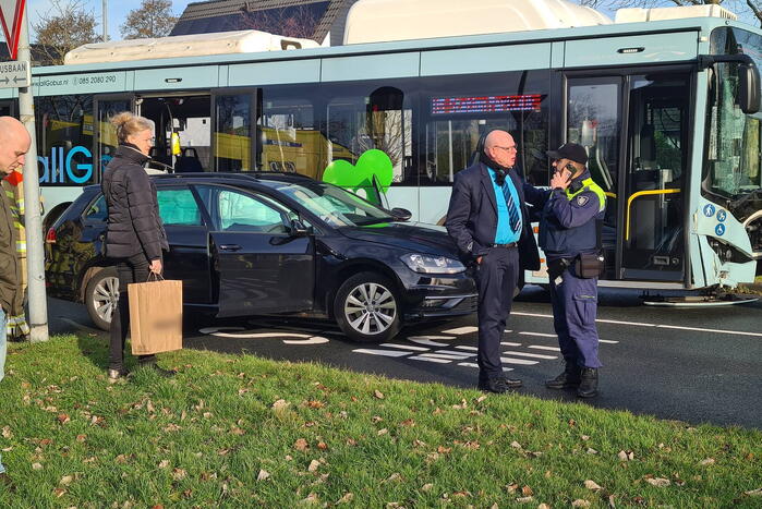 Bus met daarin kinderen raakt personenauto met veel schade tot gevolg