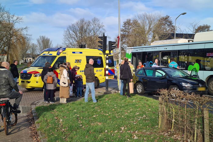 Bus met daarin kinderen raakt personenauto met veel schade tot gevolg