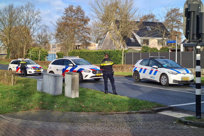 Bus met daarin kinderen raakt personenauto met veel schade tot gevolg