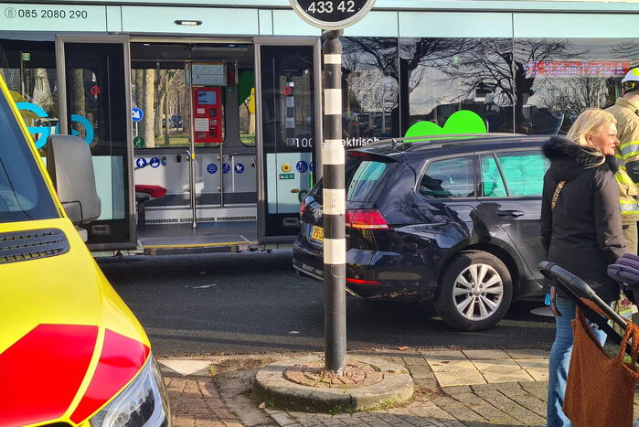 Bus met daarin kinderen raakt personenauto met veel schade tot gevolg