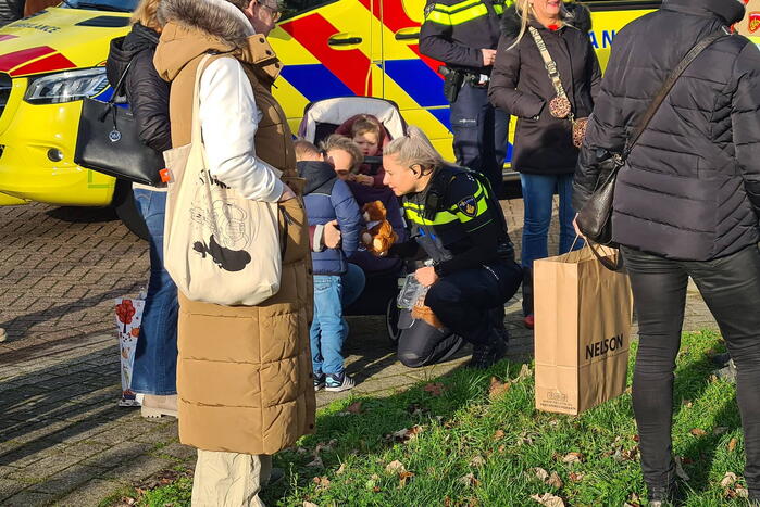 Bus met daarin kinderen raakt personenauto met veel schade tot gevolg