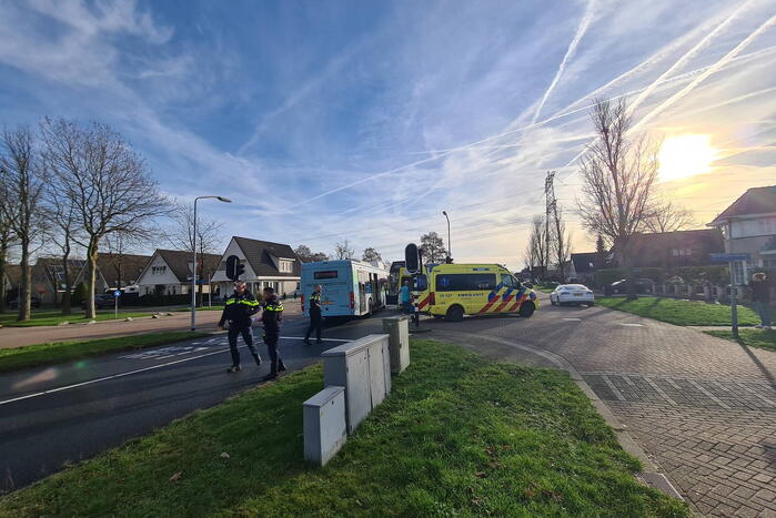 Bus met daarin kinderen raakt personenauto met veel schade tot gevolg
