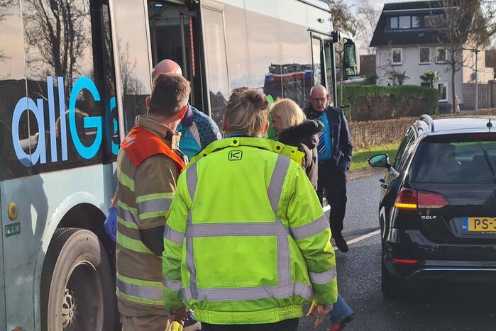 Bus met daarin kinderen raakt personenauto met veel schade tot gevolg