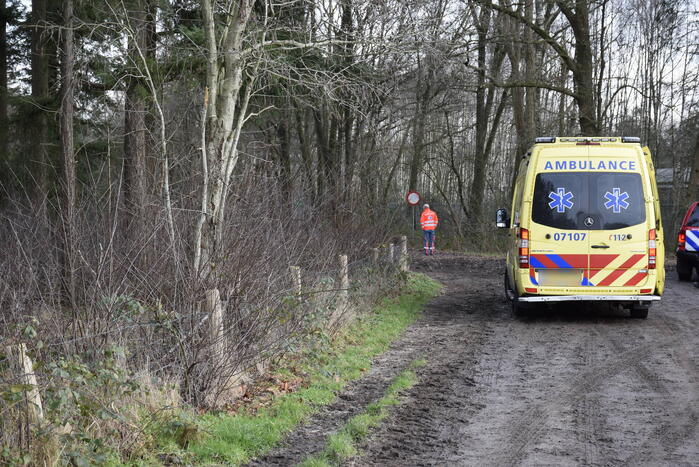 Ruiter ten val in bosgebied