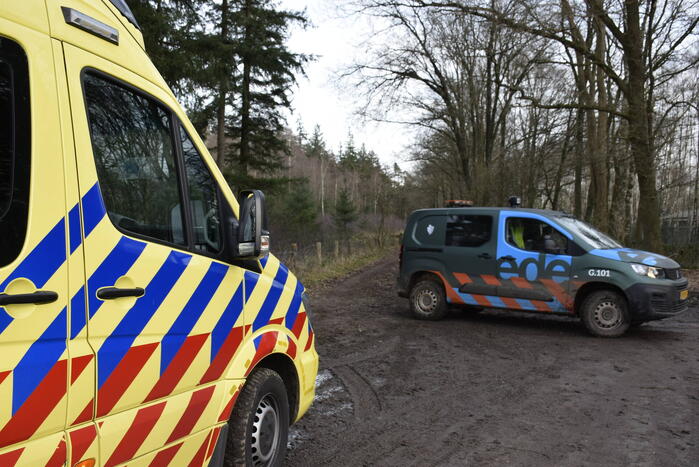 Ruiter ten val in bosgebied