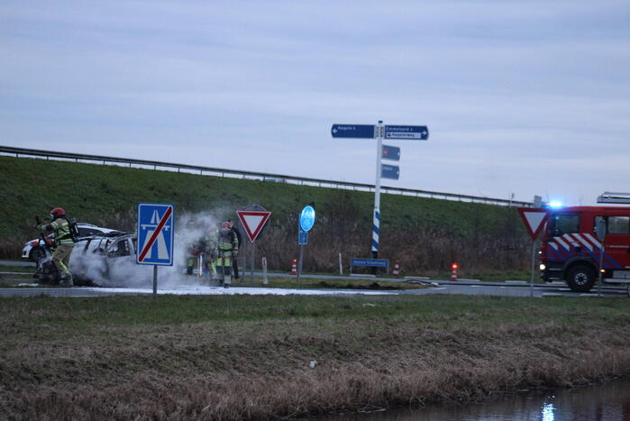 Auto uitgebrand op afrit van snelweg
