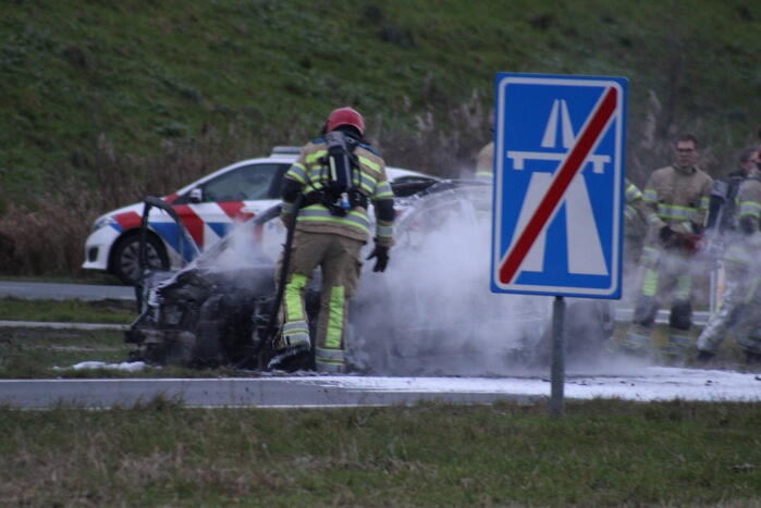 Auto uitgebrand op afrit van snelweg