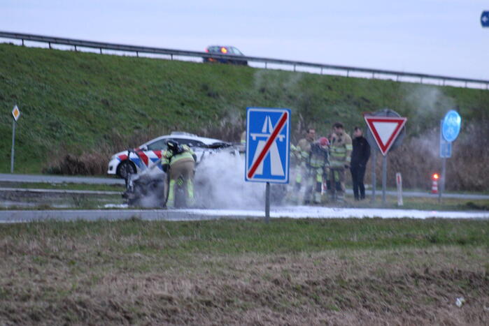 Auto uitgebrand op afrit van snelweg