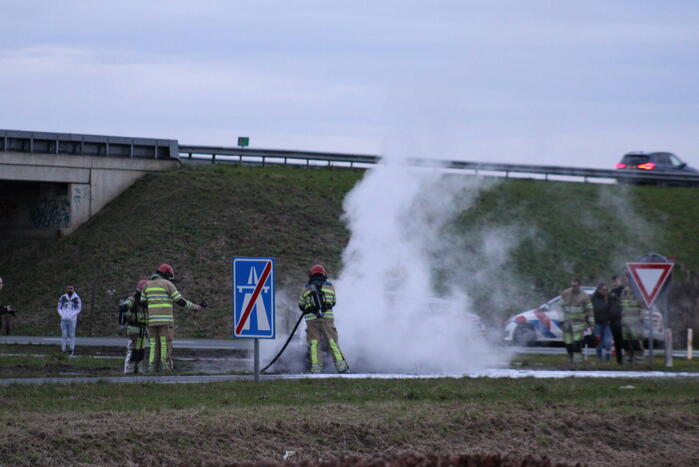 Auto uitgebrand op afrit van snelweg