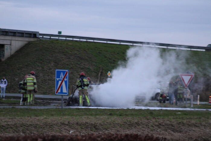 Auto uitgebrand op afrit van snelweg