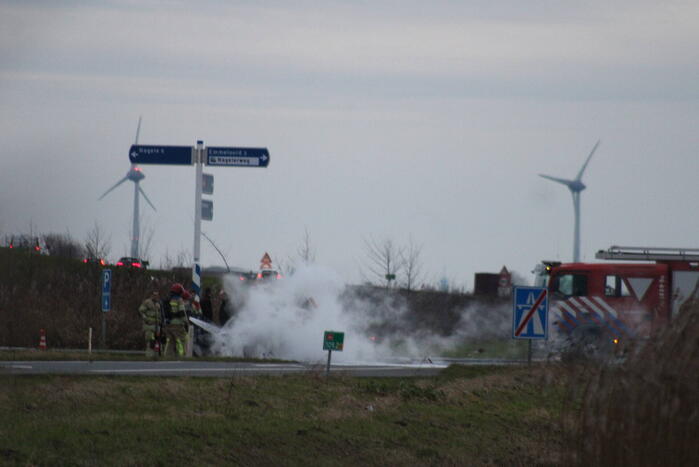 Auto uitgebrand op afrit van snelweg
