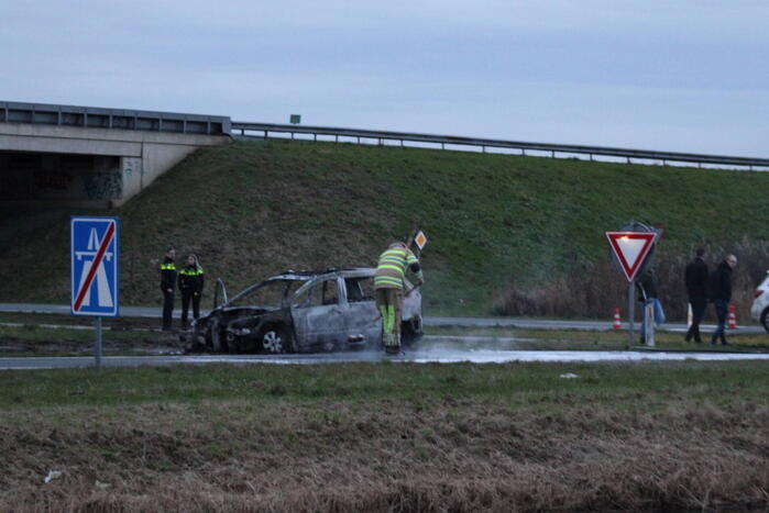 Auto uitgebrand op afrit van snelweg