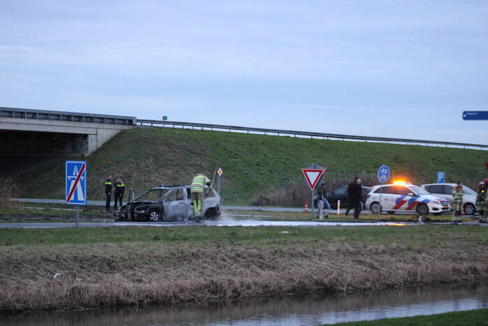 Auto uitgebrand op afrit van snelweg