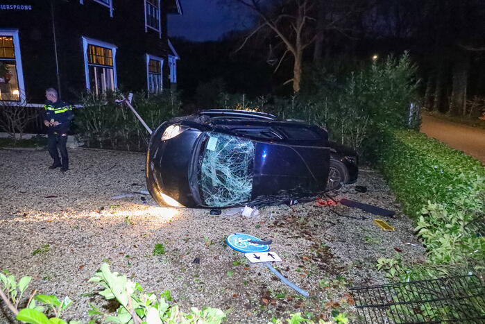 Sushi bezorger belandt in voortuin van woning