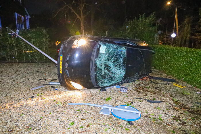 Sushi bezorger belandt in voortuin van woning