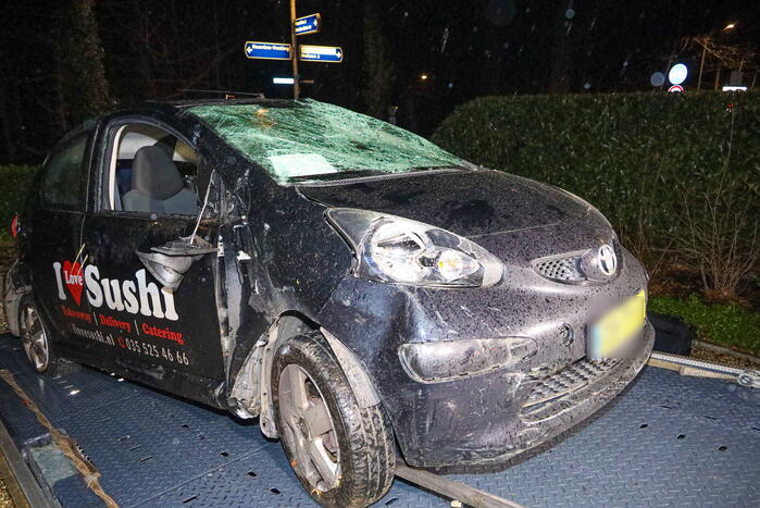 Sushi bezorger belandt in voortuin van woning