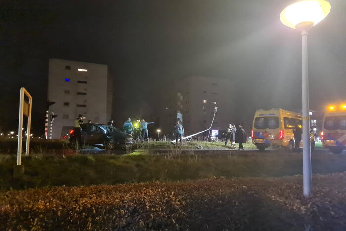 Schade na aanrijding met lantaarnpaal, lachgas tank aangetroffen in auto