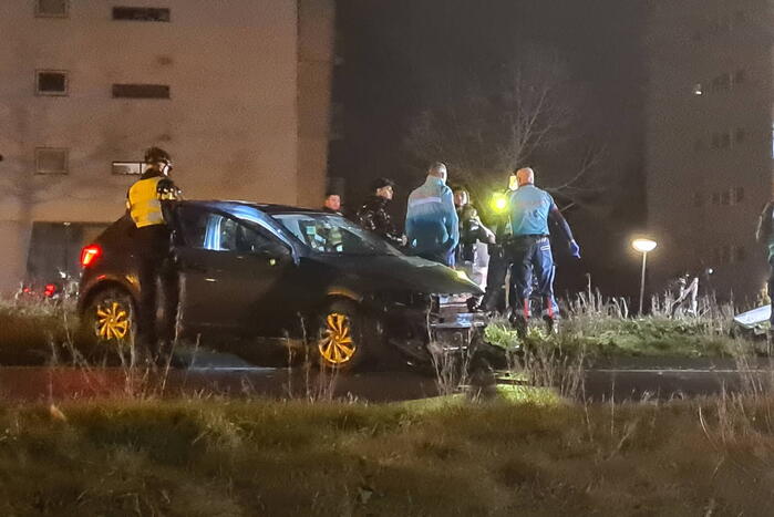 Schade na aanrijding met lantaarnpaal, lachgas tank aangetroffen in auto