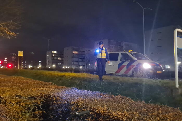 Schade na aanrijding met lantaarnpaal, lachgas tank aangetroffen in auto