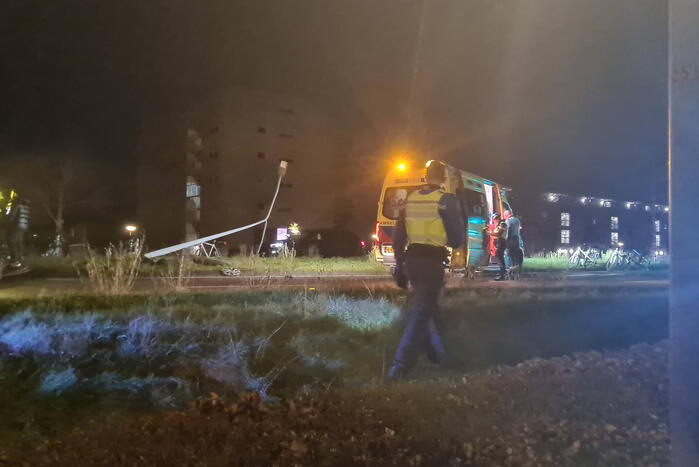 Schade na aanrijding met lantaarnpaal, lachgas tank aangetroffen in auto