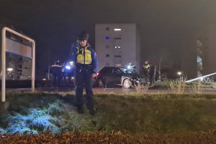 Schade na aanrijding met lantaarnpaal, lachgas tank aangetroffen in auto