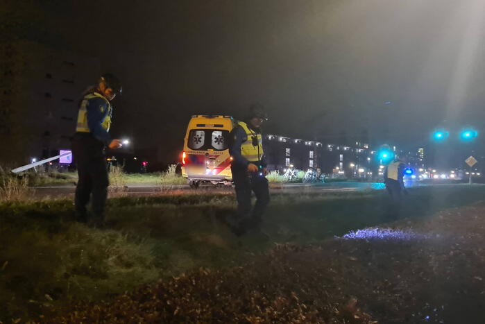 Schade na aanrijding met lantaarnpaal, lachgas tank aangetroffen in auto