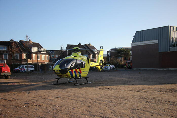 Zwaargewonde na val van dak bij bouwplaats