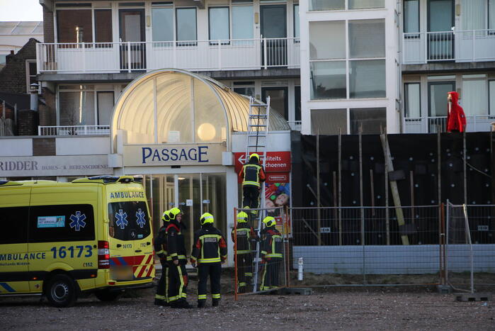 Zwaargewonde na val van dak bij bouwplaats