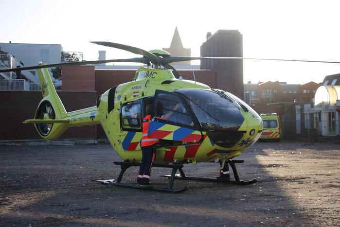 Zwaargewonde na val van dak bij bouwplaats