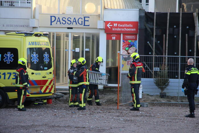 Zwaargewonde na val van dak bij bouwplaats