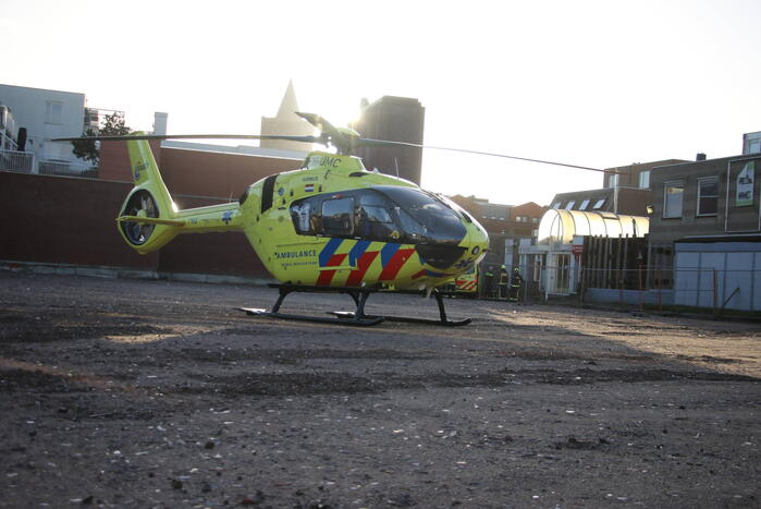 Zwaargewonde na val van dak bij bouwplaats
