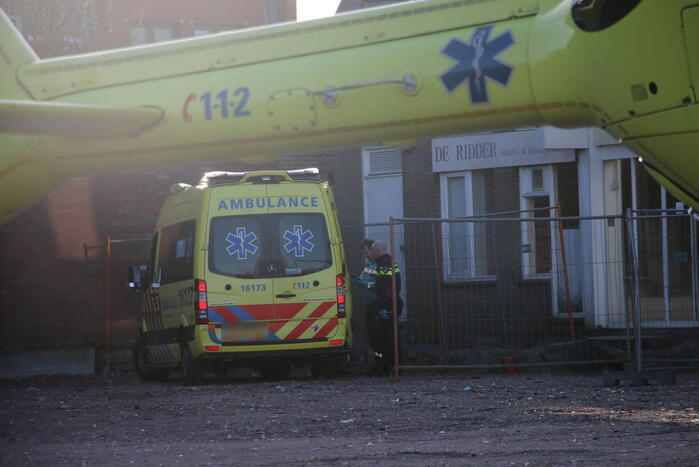 Zwaargewonde na val van dak bij bouwplaats
