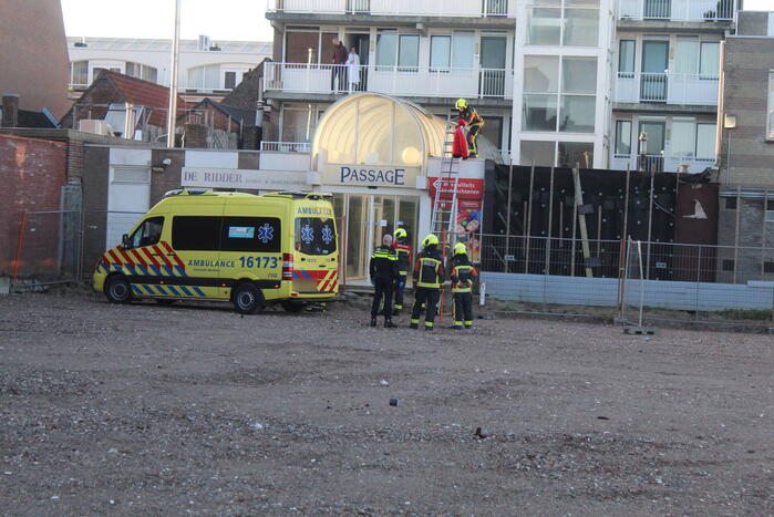 Zwaargewonde na val van dak bij bouwplaats