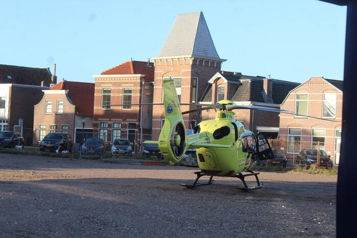 Zwaargewonde na val van dak bij bouwplaats
